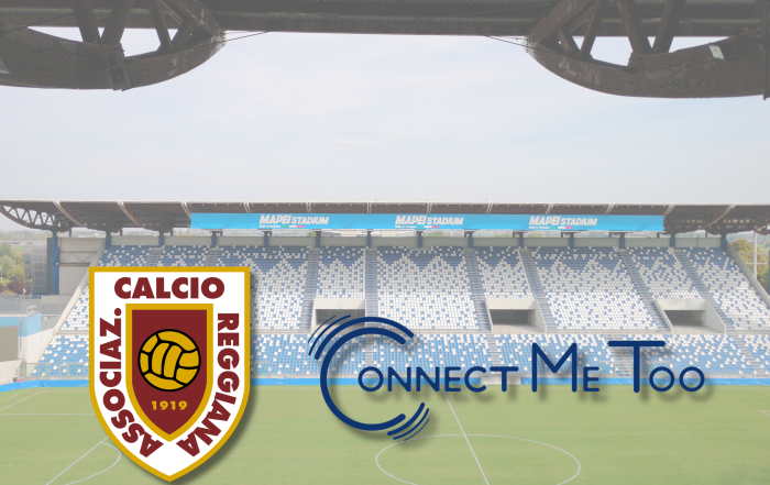 Stadio di calcio Mapei di Reggio Emilia, vista delle tribune e del campo da calcio, in primo piano ci sono sulla sinistra lo stemma della Reggiana e sulla destra il logo Connect Me Too