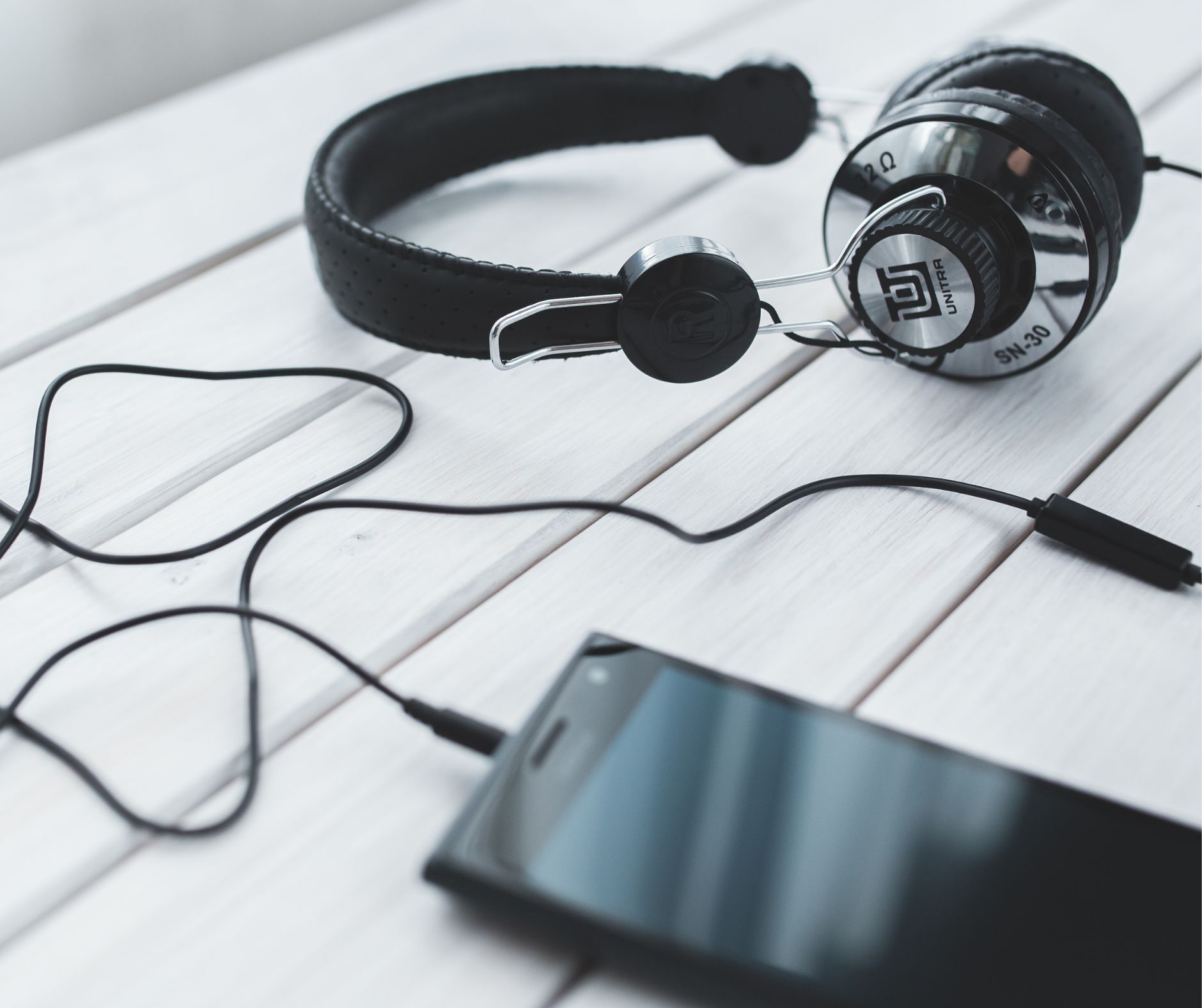 Connect me Too – Cuffie e telefono